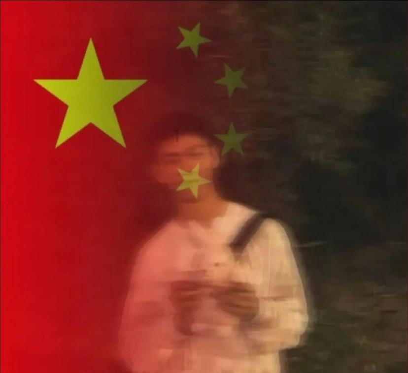 黄磊老婆晒多多妹妹臭美照,偷穿妈妈高跟鞋,配碎花裙复古俏皮