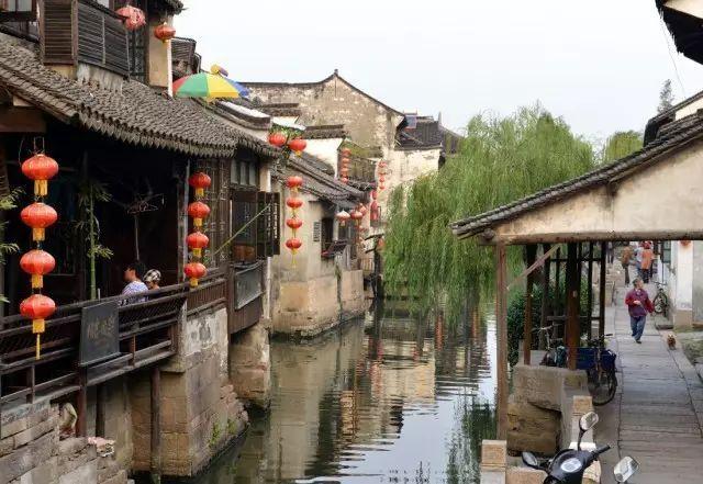 男孩火锅店过生日秒变“社恐”，吓得直钻桌底，直到歌唱完了也不敢出来